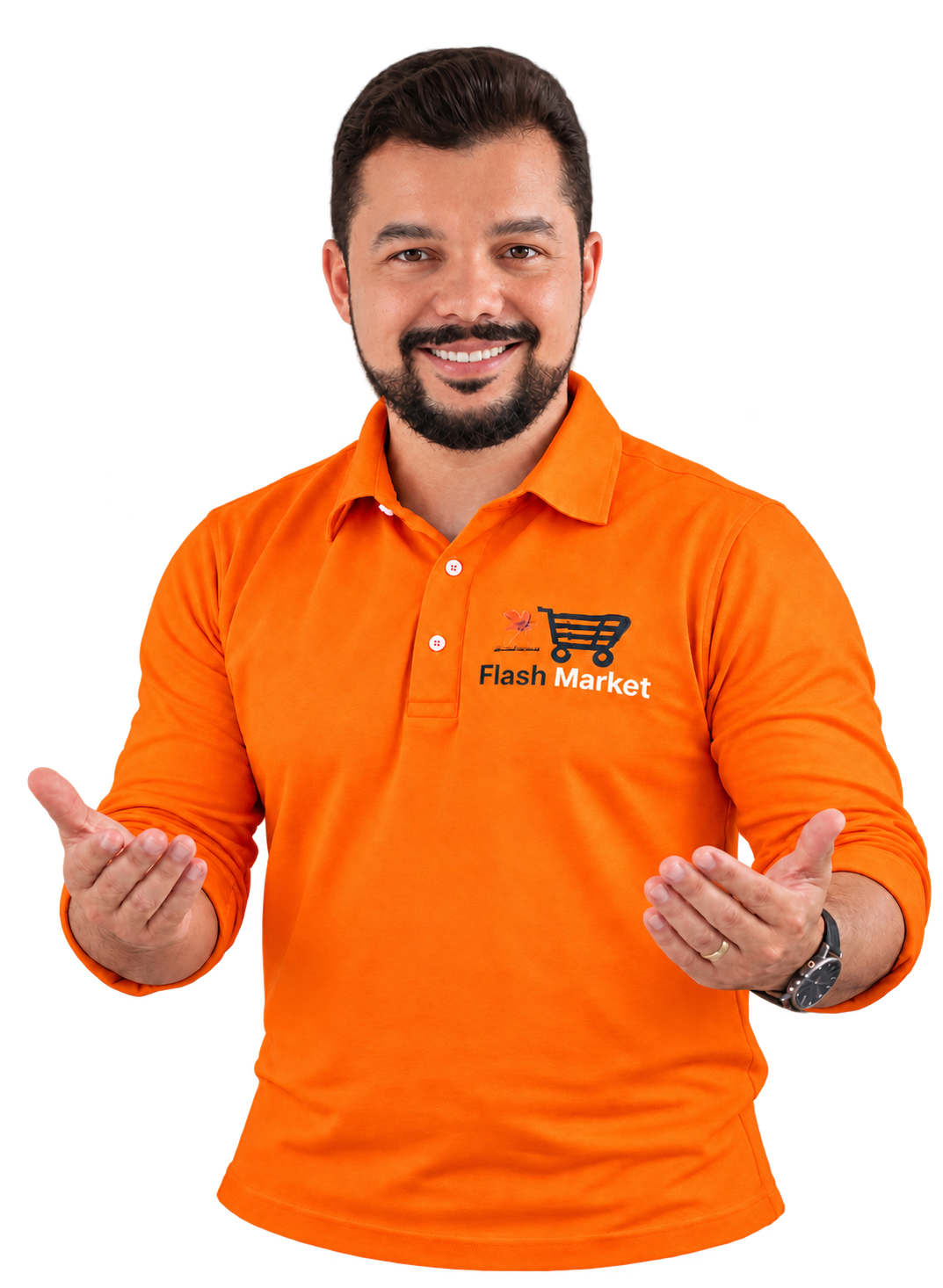 Louis Servilha sorrindo com a polo laranja da Flash em uma pose de boas-vindas