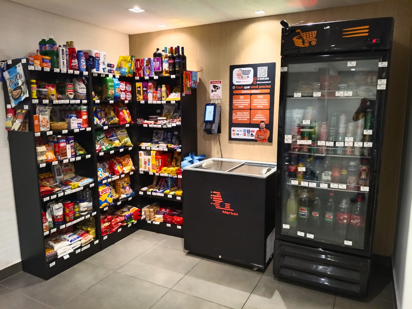 Gôndolas, autoatendimento e geladeira de uma unidade real Flash Market Brasil